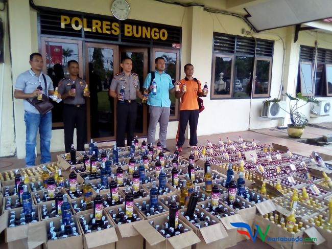 Ribuan Botol Miras Disita Polisi dari Gudang Tengek