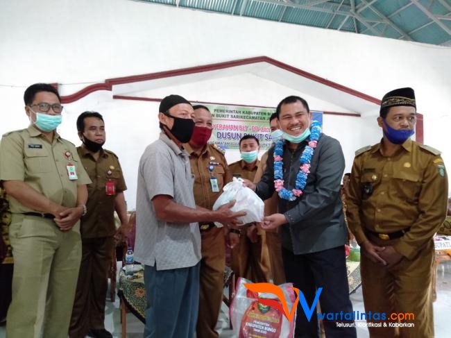 Bupati Serahkan Sembako Kepada warga terdampak Covid 12  di Dusun Bukit Sari